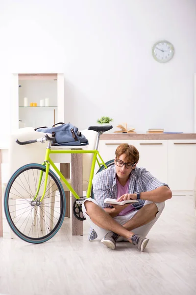 Estudiante viajando a la universidad usando el ciclo —  Fotos de Stock