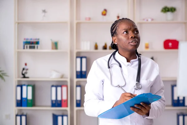 Черная женщина-врач работает в клинике — стоковое фото