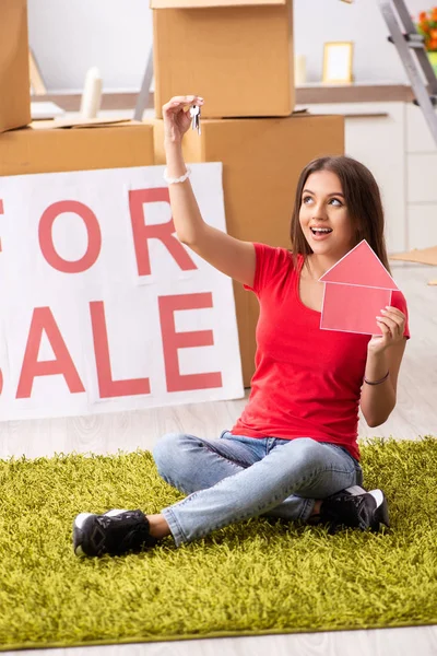 Joven hermosa mujer vendiendo piso — Foto de Stock