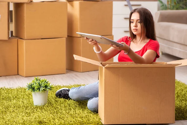 Jovem bela mulher se movendo para novo apartamento — Fotografia de Stock