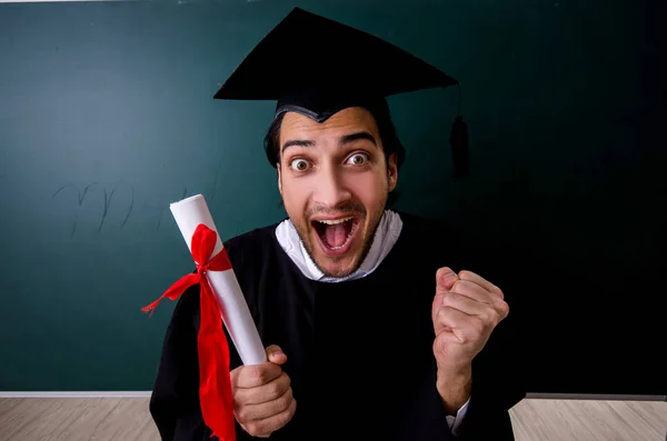 Studente laureato di fronte a bordo verde — Foto Stock