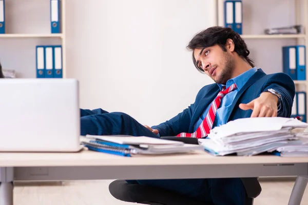 Ung stilig affärsman sitter på kontoret — Stockfoto