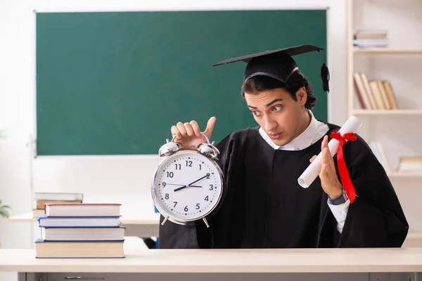 Studente Laureato Fronte Bordo Verde — Foto Stock