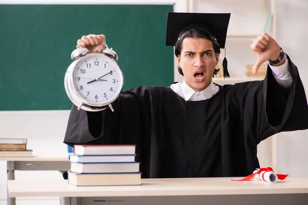 Estudiante de posgrado frente al tablero verde — Foto de Stock