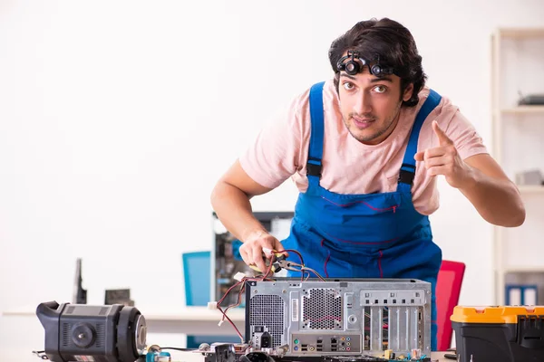 Jeune entrepreneur masculin réparer l'ordinateur — Photo