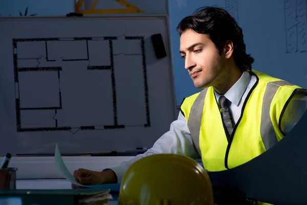 Joven arquitecto de la construcción trabajando en el proyecto por la noche — Foto de Stock