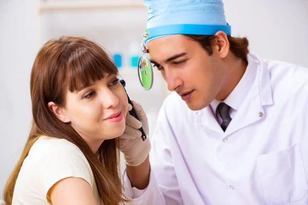 Genç kadın ziyaret erkek doktor otolaryngologist — Stok fotoğraf