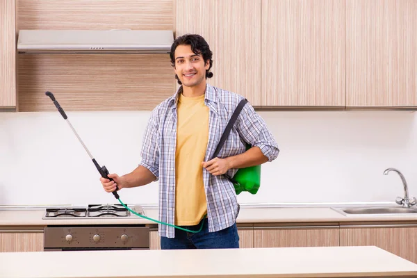 Professionele aannemer doen ongediertebestrijding op keuken — Stockfoto