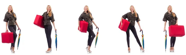 Mladá krásná žena s kufrem a deštníkem izolované na whi — Stock fotografie