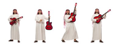 Arap adam beyazda soyutlanmış oynuyor