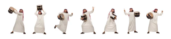 Árabe homem tocando tambor isolado no branco — Fotografia de Stock