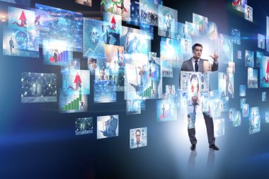 Streaming video ile işadamı kavramı