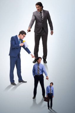 İşadamları başarısızlıkları için birbirlerini suçluyorlar.