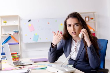 Ofiste çalışan genç kadın tasarımcı 