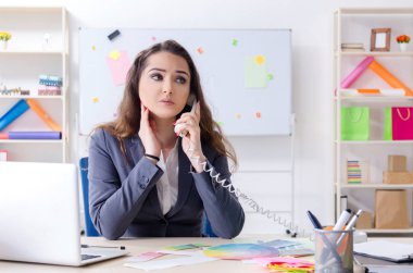 Ofiste çalışan genç kadın tasarımcı 