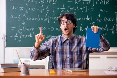 Komik erkek matematik öğretmeni sınıfta 
