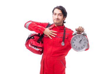 Beyaz izole kırmızı üniformalı genç sağlık görevlisi 