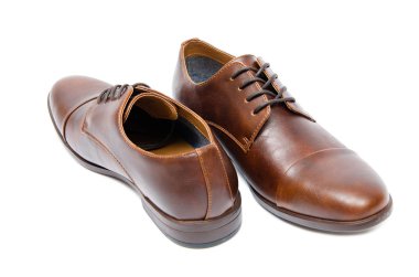 Kahverengi ayakkabılar beyaz arkaplanda izole edilmiş