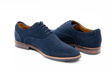 Beyaz arka plan üzerinde izole mavi süet ayakkabı