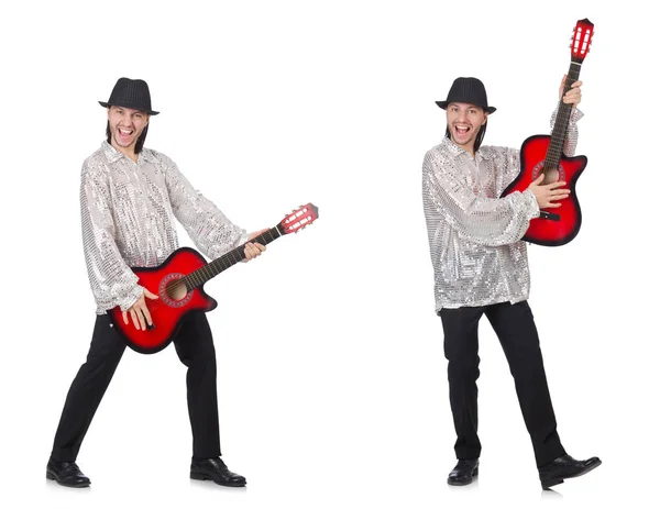 Jeune homme avec guitare isolé sur blanc — Photo