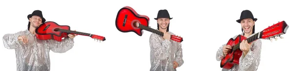 Junger Mann mit Gitarre isoliert auf weißem Grund — Stockfoto