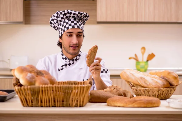 Joven panadero trabajando en la cocina —  Fotos de Stock