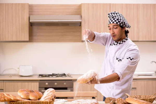 Joven Panadero Trabajando Cocina —  Fotos de Stock