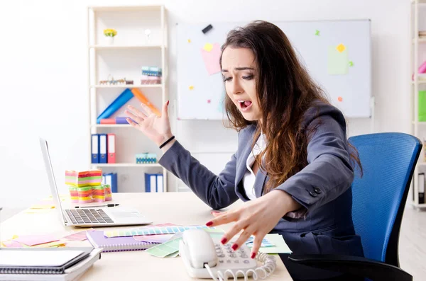 Jovem designer feminina trabalhando no escritório — Fotografia de Stock