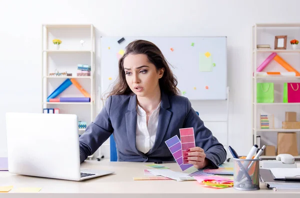 Jovem designer feminina trabalhando no escritório — Fotografia de Stock