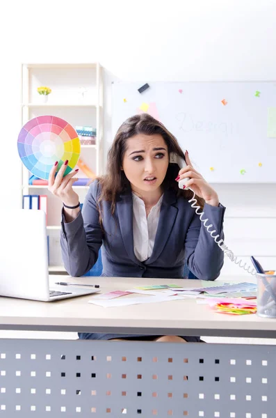 Joven diseñadora femenina trabajando en la oficina —  Fotos de Stock