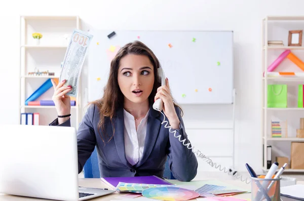 Joven diseñadora femenina trabajando en la oficina — Foto de Stock