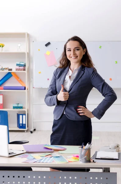 Joven diseñadora femenina trabajando en la oficina — Foto de Stock