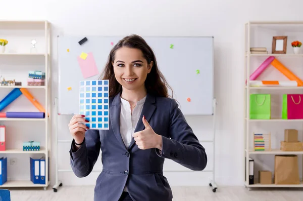 Joven diseñadora femenina trabajando en la oficina — Foto de Stock