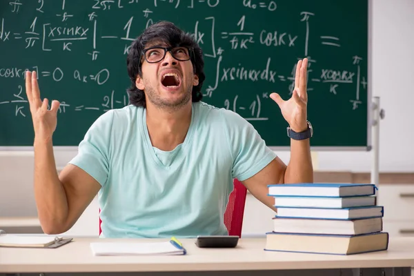 Fiatal férfi diák matematikus előtt chalkboard — Stock Fotó