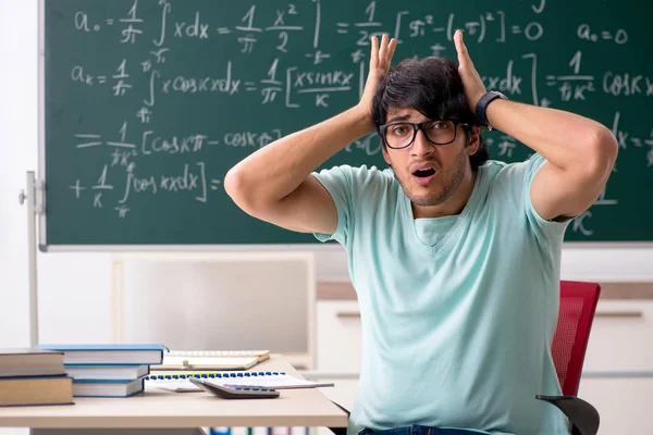 Junger männlicher Mathematikstudent vor der Tafel — Stockfoto