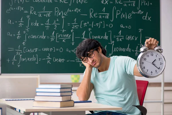 칠판 앞에서 젊은 남성 학생 수학자 — 스톡 사진