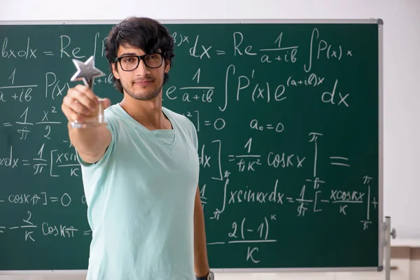 칠판 앞에서 젊은 남성 학생 수학자 — 스톡 사진