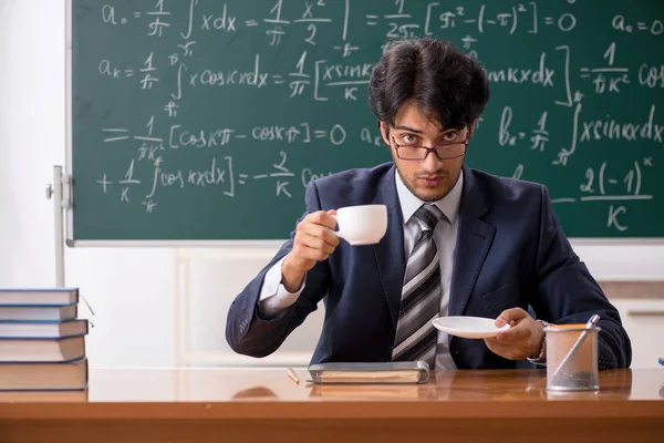 Jeune professeur de mathématiques masculin en classe — Photo