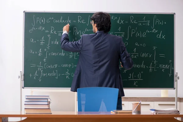 Jovem professor de matemática masculino em sala de aula — Fotografia de Stock