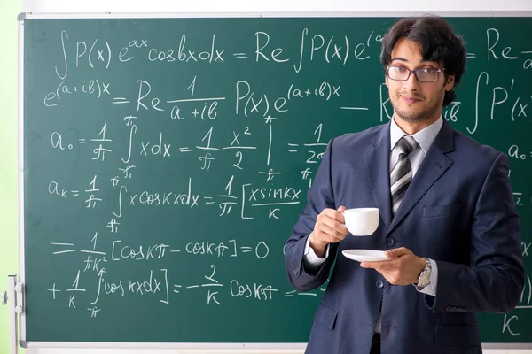 Joven profesor de matemáticas en el aula — Foto de Stock