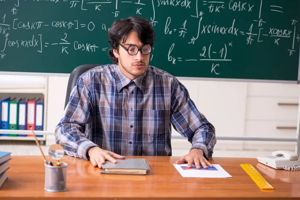 Engraçado professor de matemática masculino na sala de aula — Fotografia de Stock