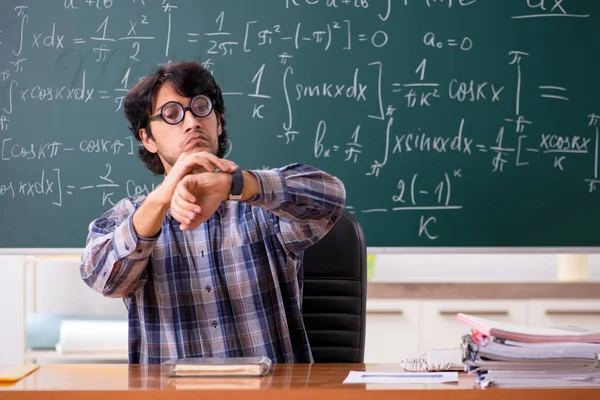 Grappige mannelijke wiskundeleraar in de klas — Stockfoto