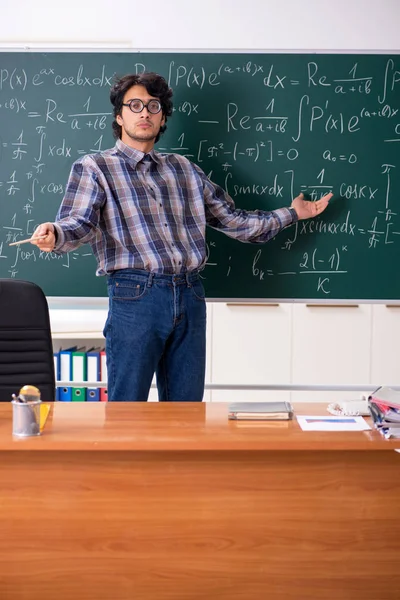 教室で面白い男性数学教師 — ストック写真