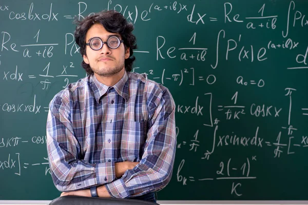 Смішний вчитель математики в класі — стокове фото