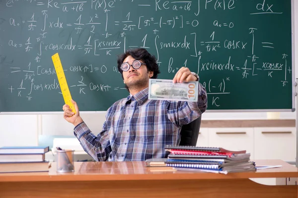 Divertente insegnante di matematica maschile in classe — Foto Stock