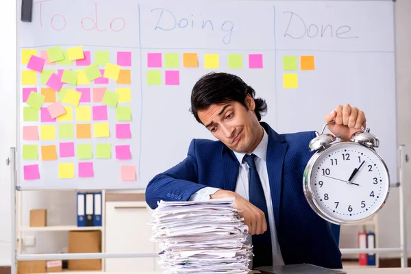 Jeune employé beau devant le tableau blanc avec la liste des choses à faire — Photo