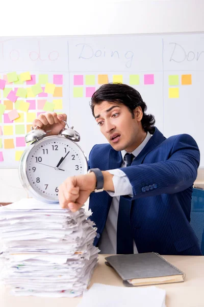 Young handsome employee in front of whiteboard with to-do list — Stock Photo, Image