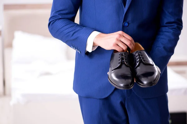 Jovem empresário bonito escolhendo sapatos em casa — Fotografia de Stock