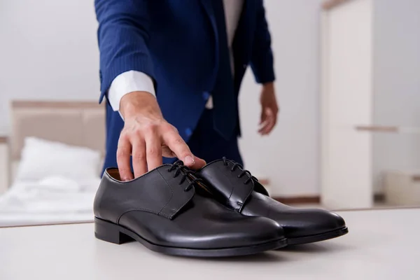 Junger gutaussehender Geschäftsmann wählt Schuhe zu Hause — Stockfoto