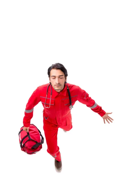Молодой парамедик в красной форме, изолированный на белом — стоковое фото